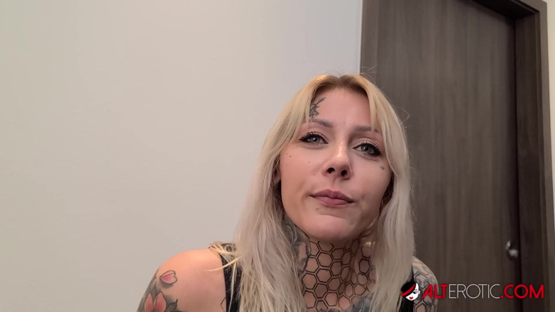 Alt Erotic: Nayomi Sharp сосет член и глотает порцию спермы