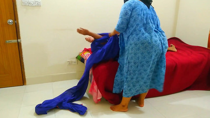 Aria Mia: Meine heiße stiefmutter gibt mir einen groben fick, nachdem ich...