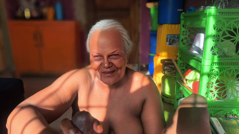 BongoXXX: Azgın büyük memeli iri güzel kadın ninenin amcığı ıslak