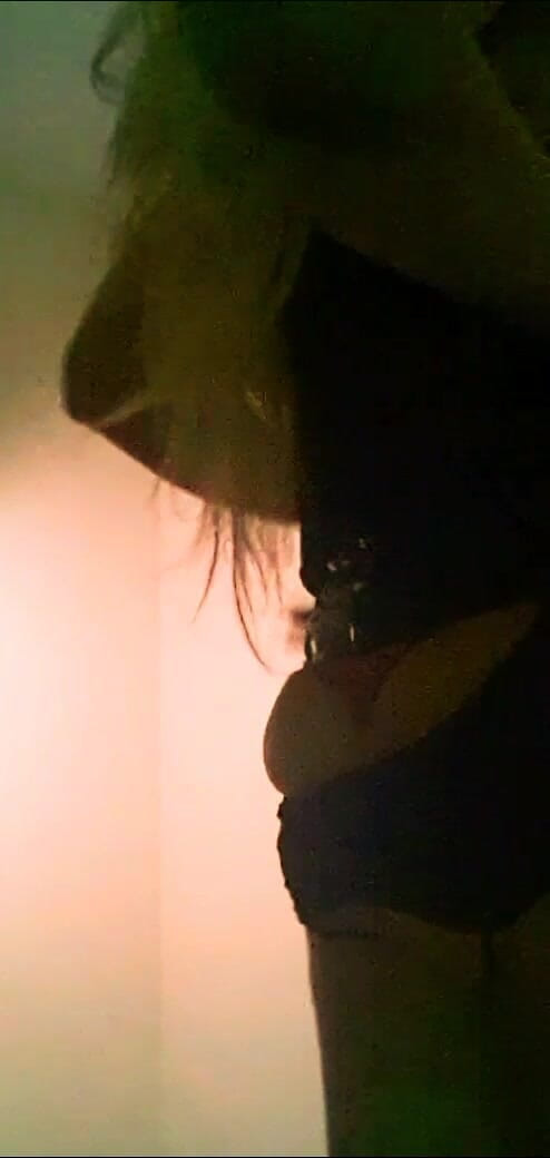 Alexis Tall Goddess: Un gros cul n'arrive pas à tirer la jupe