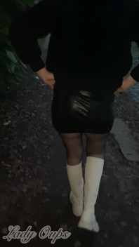 Blankziehen mit analplug, üppigem Halsband und sexy kleidern