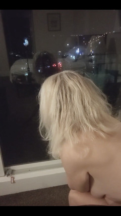 Maggie Moon: Försöker vara lite arty med min reflektion i fönstret fungerade...