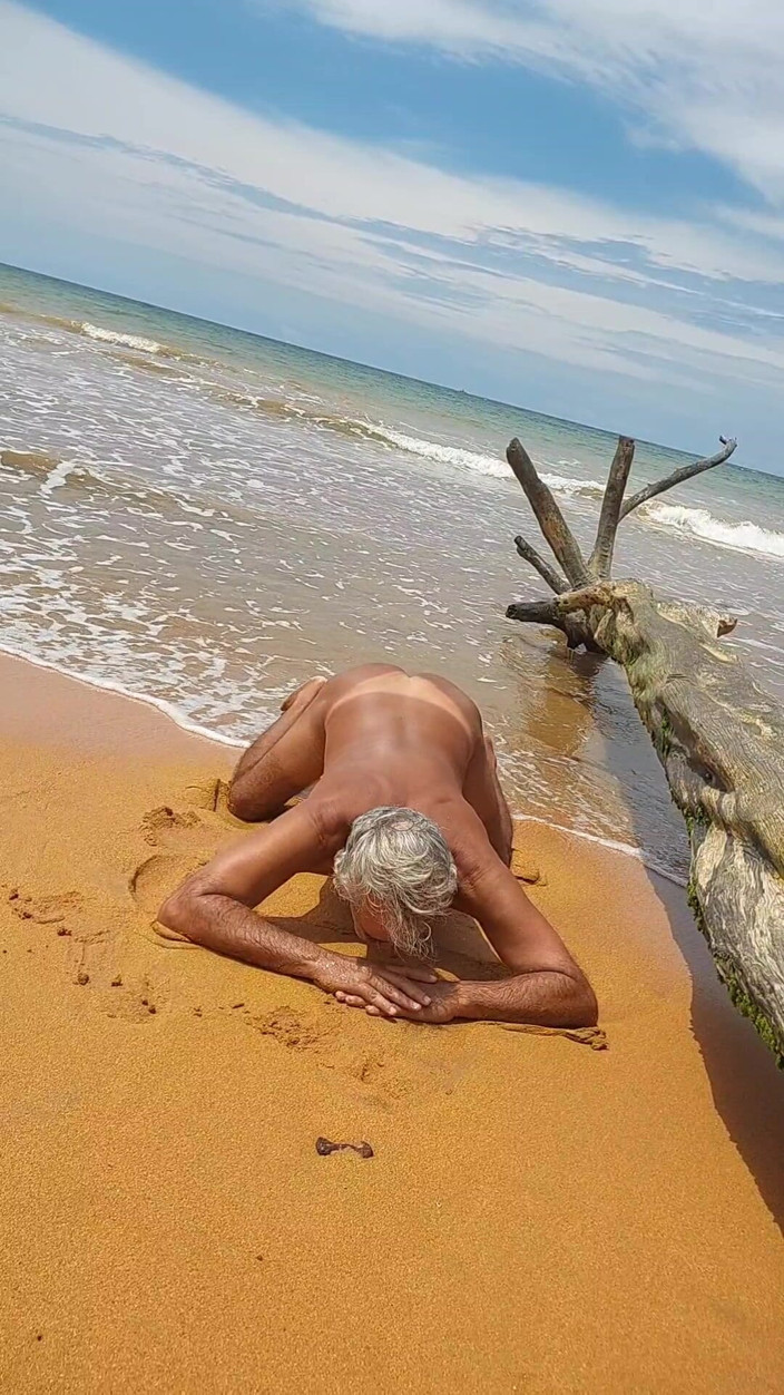 Ladysilvas: Sissy Ladysilva di pantai sawo bogel menunjuk-nunjuk pantat panas Mark...