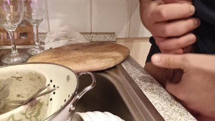 Kinky Guy: Čůrání ve dřezu na nádobí. Hrátky s předkožkami