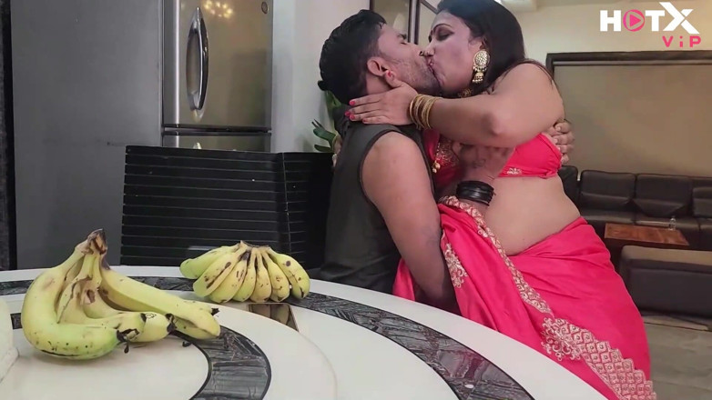 Indianxxx nude: Ogromne cycki indyjska MILF Bhabhi rozbiera Sari i rucha się...