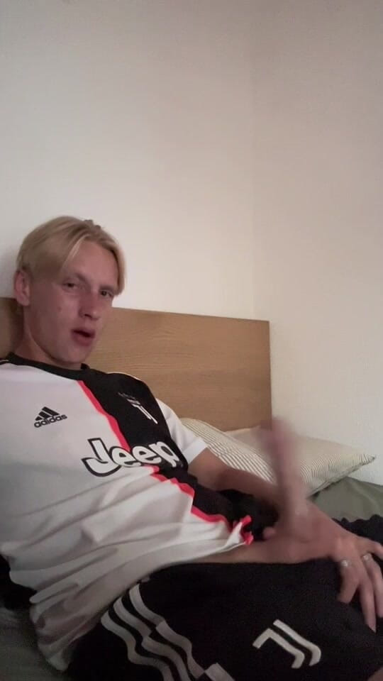 Axton Drake: Soccer bro geil masturbiert