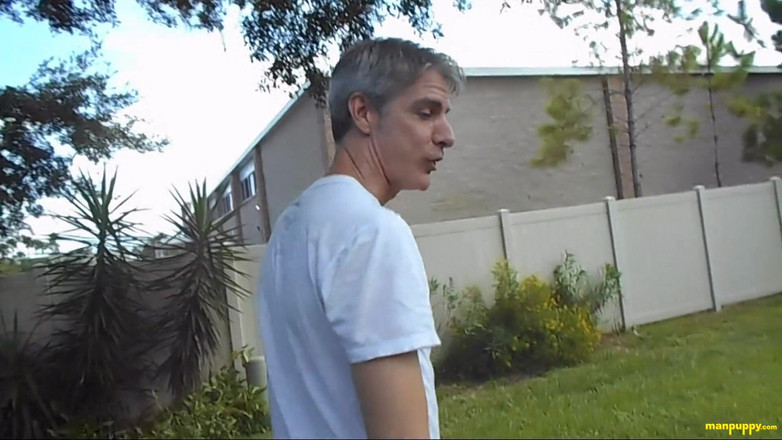 Man Puppy: आउटडोर गंदे नंगे पैरों पर रेंगना