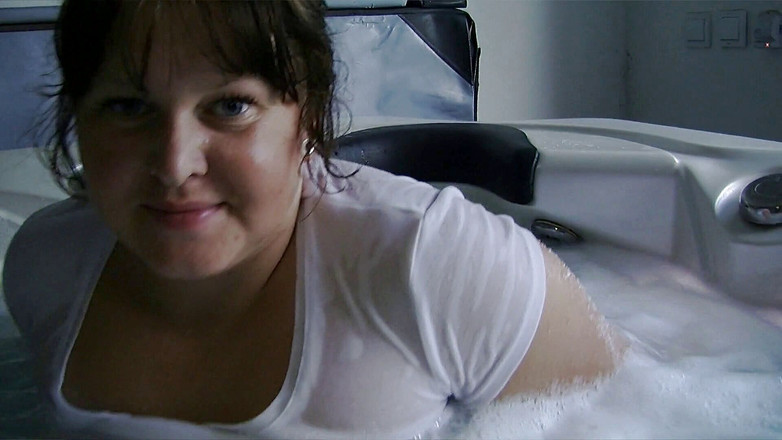 Sexy Amateurz: Товста дівчина радує свою волохату піхву в джакузі