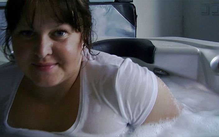 Sexy Amateurz: Une grosse fait plaisir à sa chatte poilue dans un jacuzzi