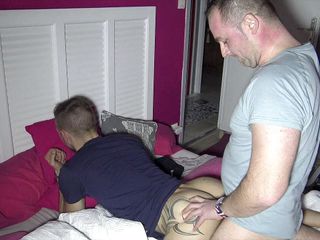 Gaybareback: Romain bị đụ không bao cao su bởi một chàng trai...