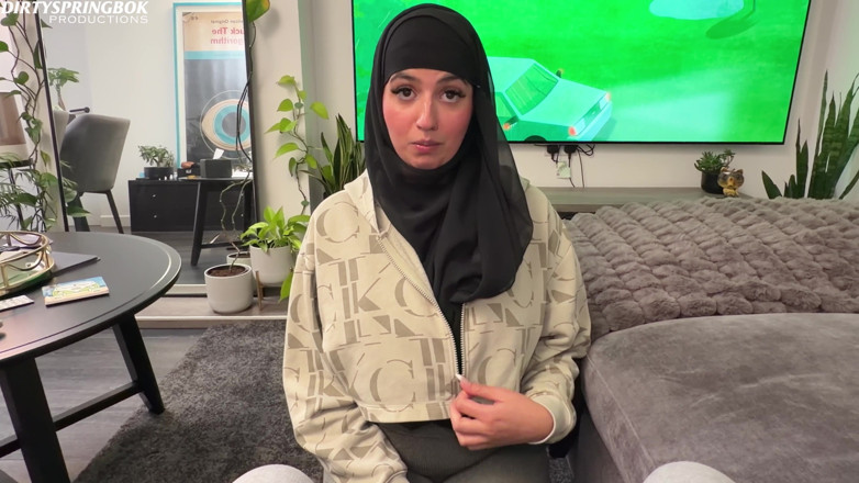 Aaliyah Yasin: La ragazza con il velo succhia un cazzo bianco mentre...