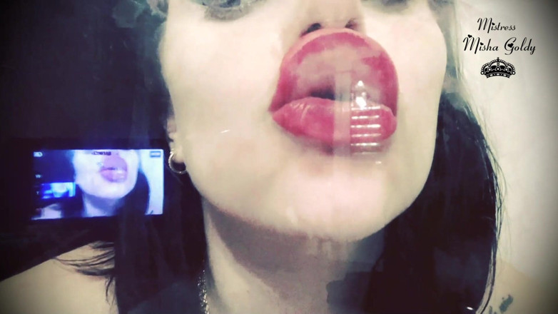 Goddess Misha Goldy: Rote lippen, drucke über glas &amp; frenchkissing