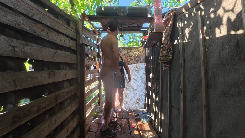 SchoolPrincess: Outdoor Shower Couple
