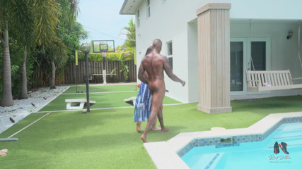 Red bottom productions: Noc v Hollywoodu