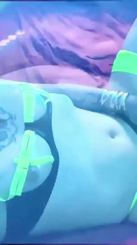 Trans menina Emma Ink rola em um pau grande e geme alto