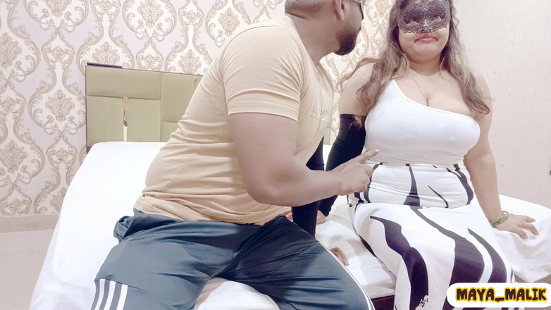 Maya-malik: Sexy baculatá šéfka šuká svého zaměstnance v kanceláři