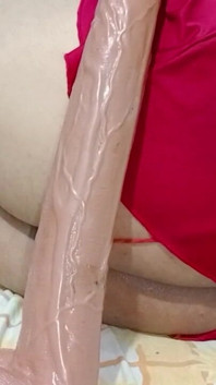 Kayaknya aku nggak bisa telan dildo ukuran raksasa ini