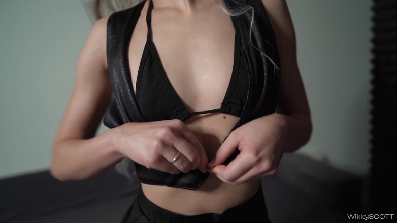 Wikky scott: Quente pequena gata faz boquete sensual e é lambida por namorado...