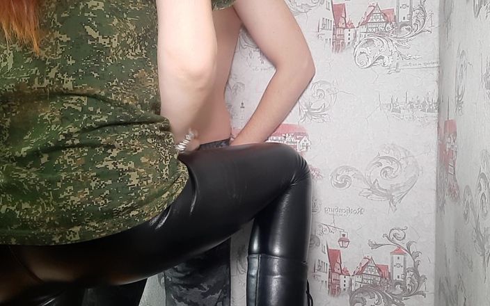 Vika studio: Ehefrau in leder leggings verführt einen arbeiter