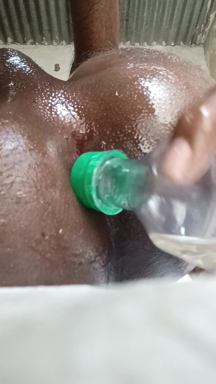 Arvind6355: Letakkan mainan plastik ke dalam telur besar