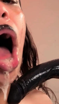 把我的嘴巴伸展到我那恶魔的喉咙里，uvula，大嘴巴，长舌头，大奶子和脸上的唾液