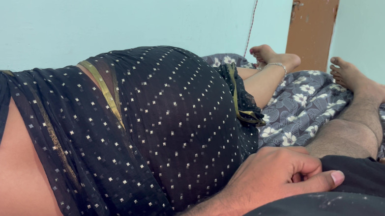 Hotty_ragini: Stepmom delade enkelsäng och gjorde styvson glad, fullt hindi -ljud