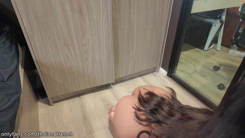 ThaiAndFrench: Jovem tailandesa é fodida por um grande pau branco e leva...