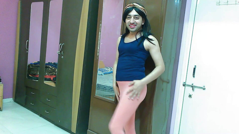 Cute & Nude Crossdresser: Seksowna maminsynek crossdresser femboy Sweet Lollipop w górze i rajstopy.