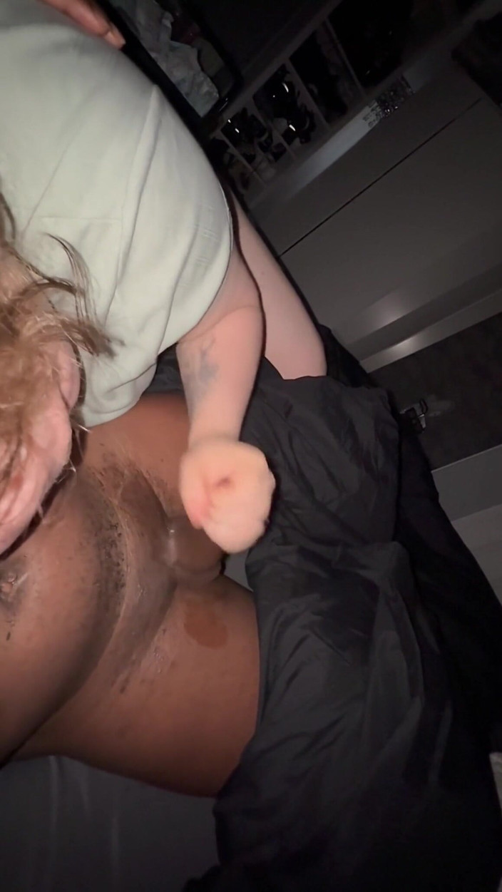 Nofaceguy09: Ma demi-sœur joue avec ma grosse bite noire puis finit...