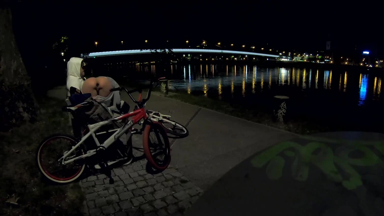 DedeDeville: 与我的继兄弟的非常冒险和快速的业余性爱，喷出高潮和射在嘴里。Dada Deville