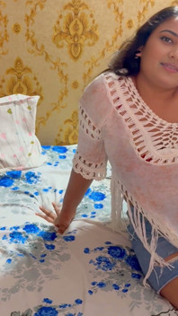 Büyük üvey kız kardeş eve ailesinin pazara gitmesi için geldi ve benimle oynuyor, ateşli Hintçe viral video