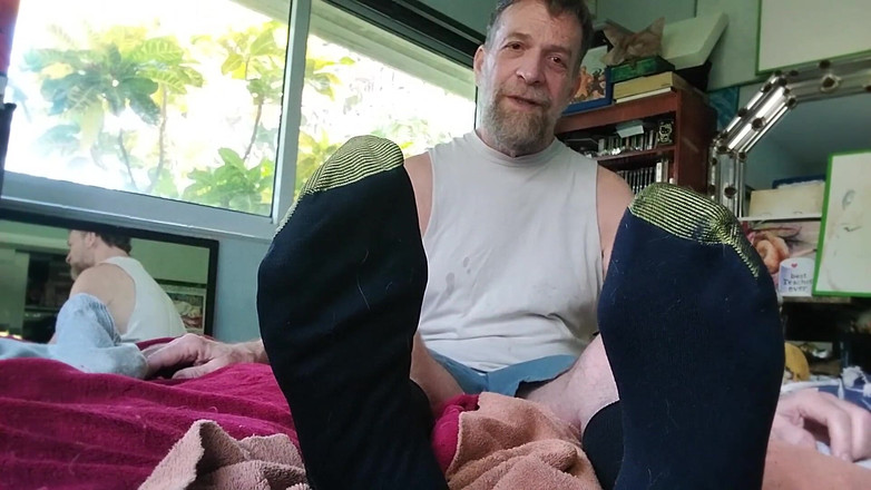 Hairyartist: Stiefvater zeigt in goldtoe Socken