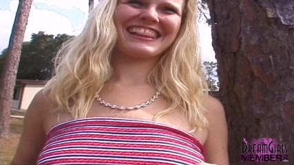 Dream Girls: Khoe hàng siêu mạo hiểm trong khuôn viên trường đại học địa...