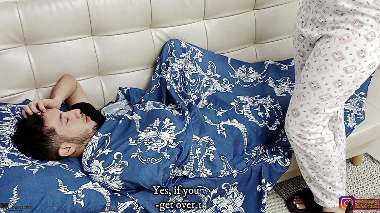 Vayolet: 可爱的大屁股被她继兄弟的大鸡巴操 - 西班牙语色情