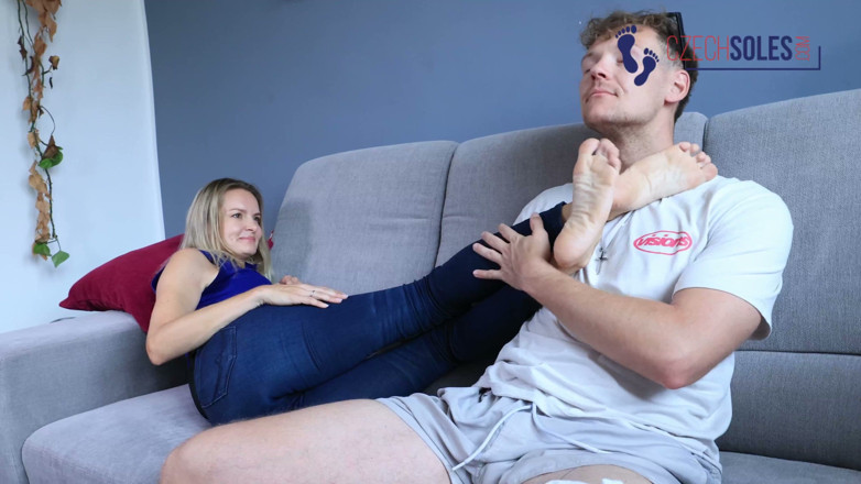 Czech Soles - foot fetish content: Massageando os pés fedorentos da minha meia-irmã depois do trabalho