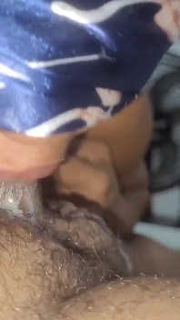 Nu-mi scot pula din gât până nu ejaculează (spermă în gât)