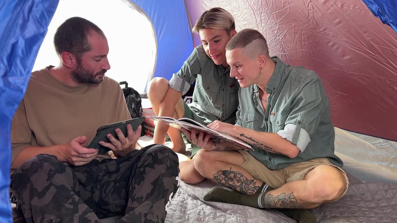 Ethan Lestray: Отчим в палатке в лесу соблазнил двух студентов для секса, молодые парни, прохаживающиеся в лесу увидели палатку