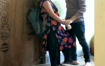 Fantacycutting: Una chica está teniendo sexo con su amiga en la...