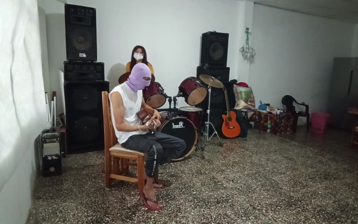 Goky: Sexi Music Teacher Poses Cachondo to Pupil