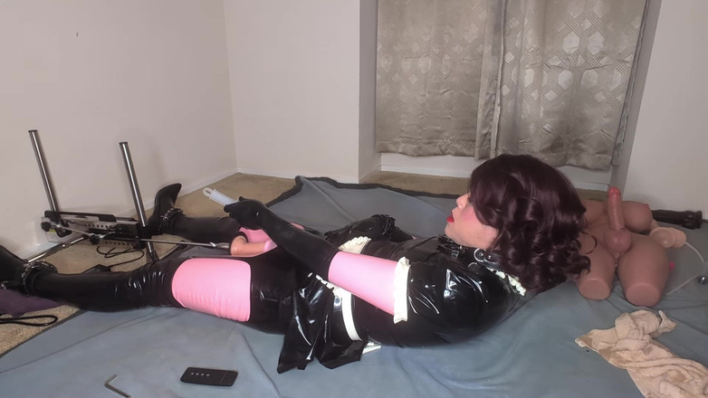 Sissy Candy: Latex mietje meid wordt geneukt door een neukmachine