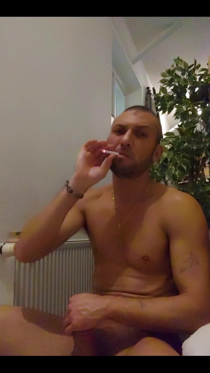 Boy jerking off: Fumando caldo