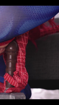 Spider Woman en haar natte behoeftige spinnengaten. Thor's hamercrème