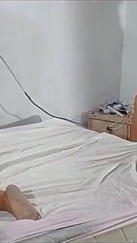 Я нашел мою сводную сестру трахает ее бойфренд в спальне, я не могу дождаться и я мастурбирует же