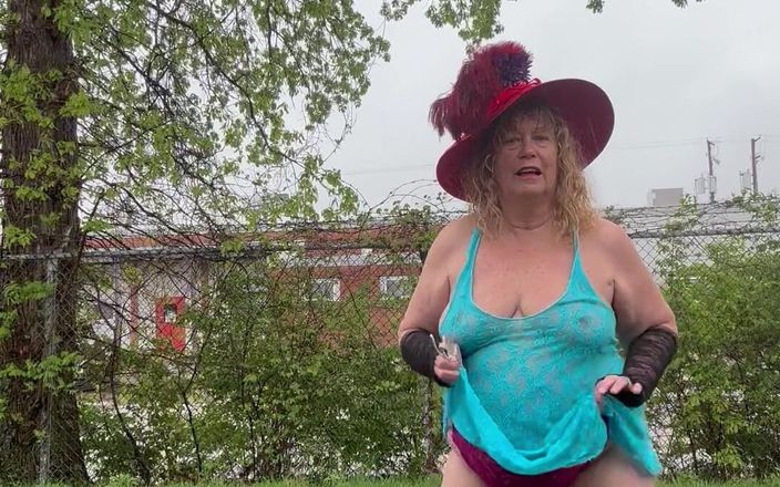 Big Ass 4 U: Regendruppels op mijn tieten vangen