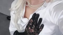 JessicaXD: Můžete čekat na recepci, jsem si jistý, že vám to nevadí ...