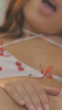 Tetona Lana Rhoades masturbándose - instrucciones de paja