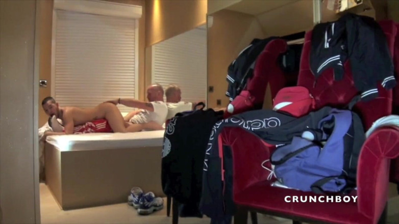 Raw French Bad boys: Puta follada por 2 chicos malos con zapatillas de dominación