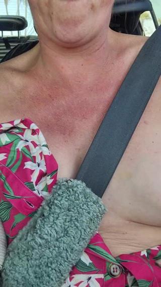 EliteLadyS: Nahoře bez Freaky MILF jízda v autě