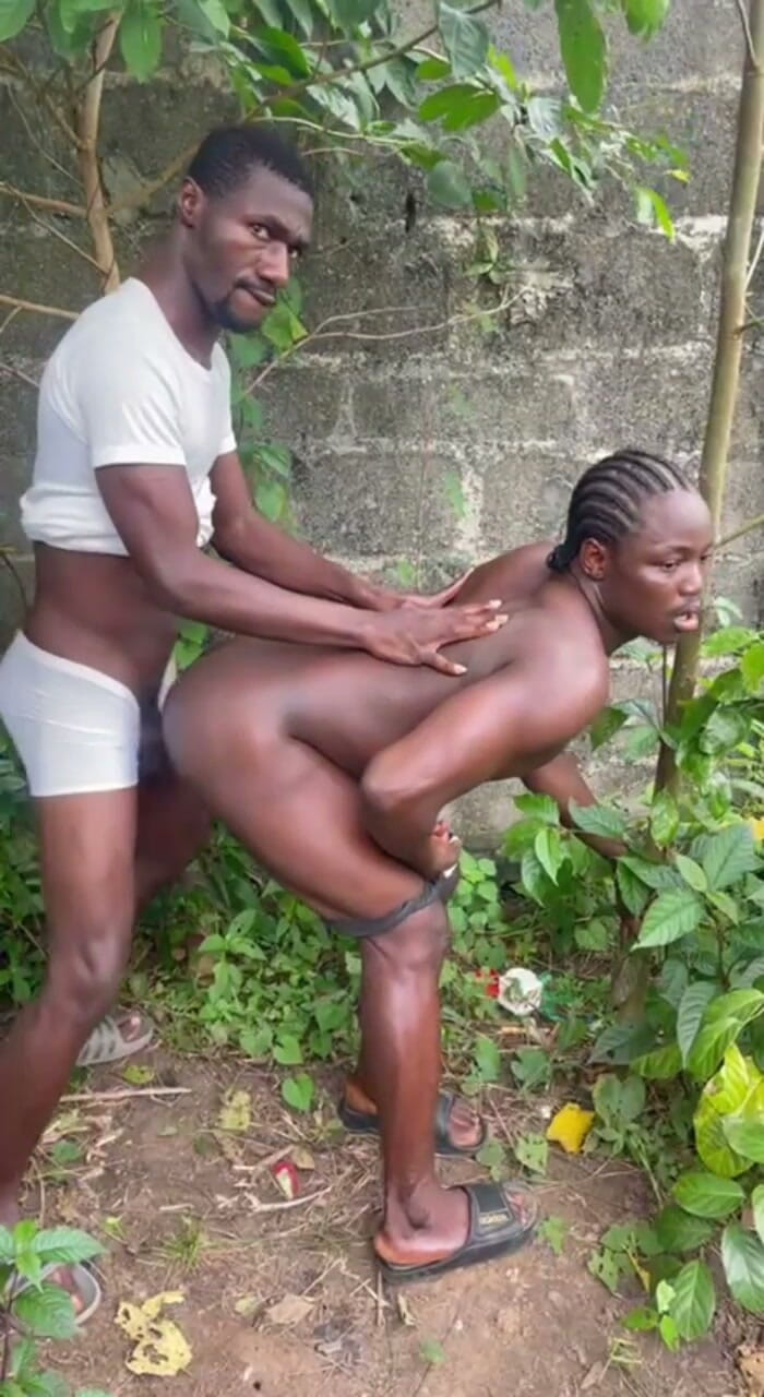solomonnaija: This Baby Went to Farm to Receive Big Cassava