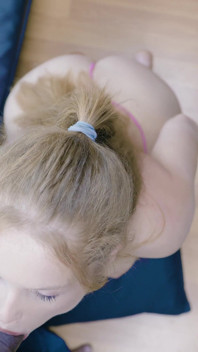 18 plus model flings den plug aus ihrem arsch!